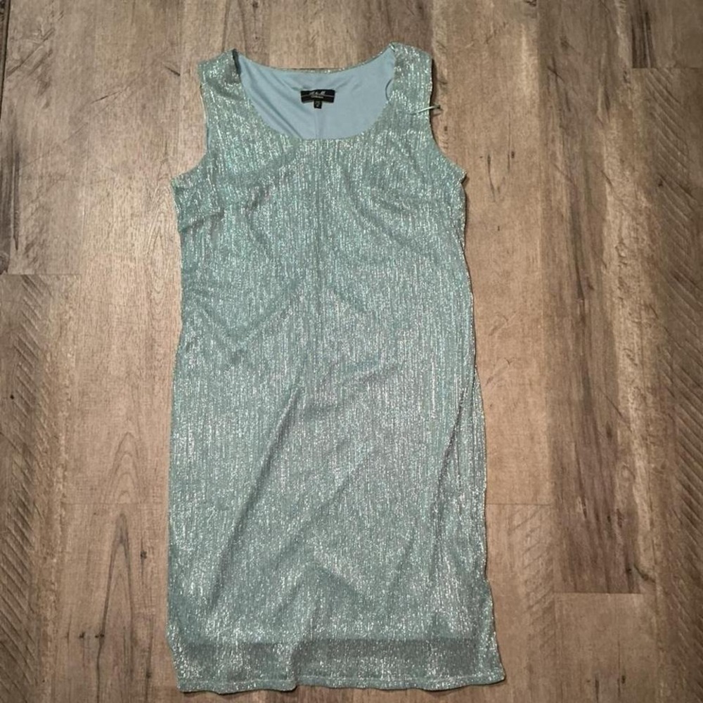 Green sparkly midi dress with a scoop neckline and a zipper on the side. Size: M